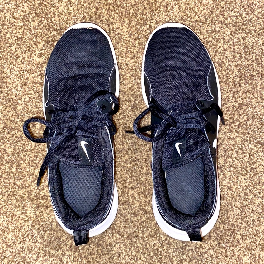 Nike youth boys size 4 tennis shoes.